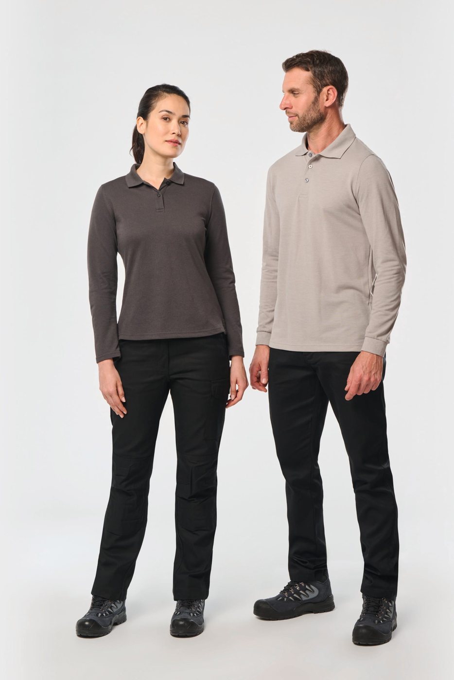 Vrouw in een antraciet en man in een zandkleurige polo met lange mouwen