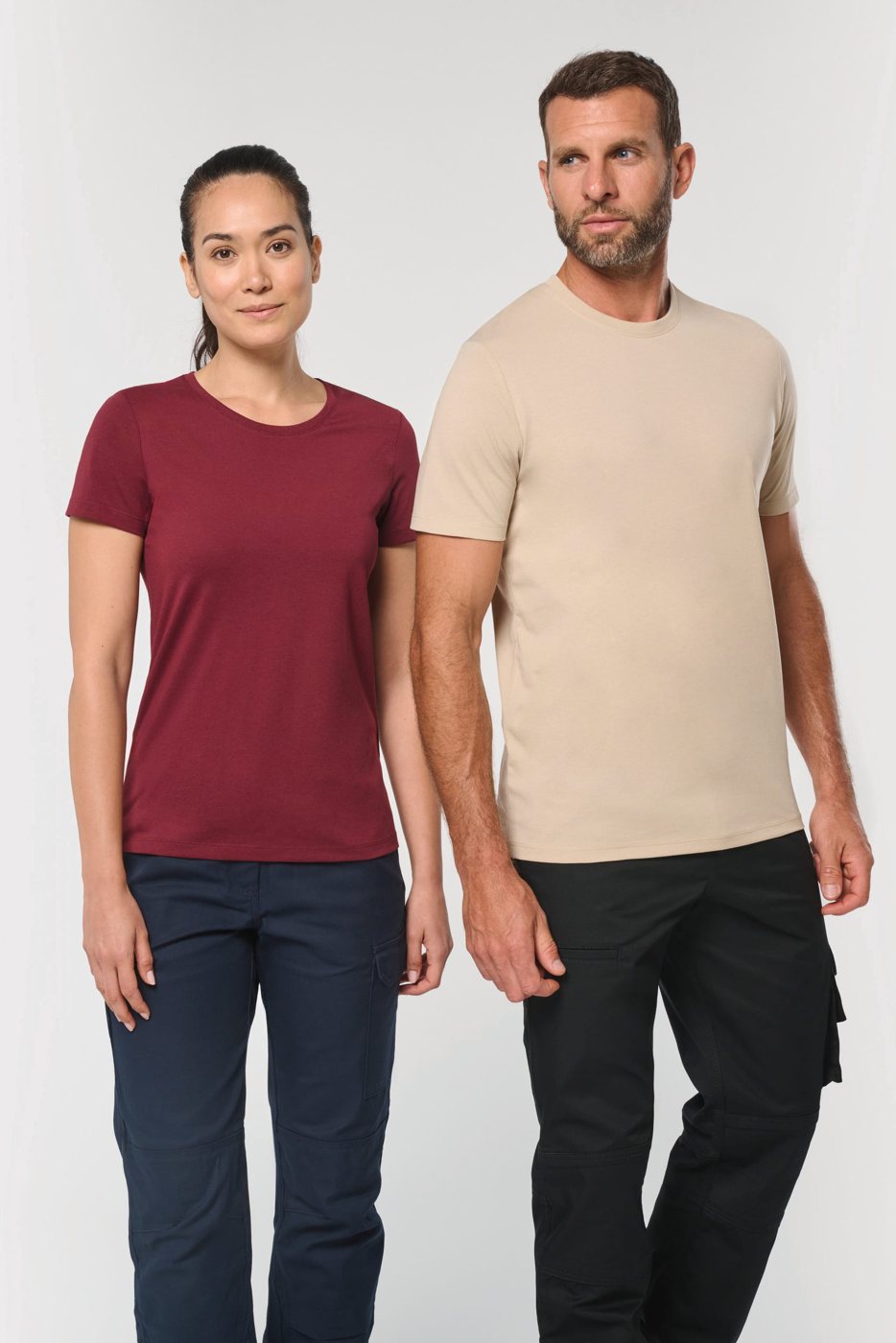 Man in een zandkleurig en vrouw in een wijnrood T-shirt met werkbroek