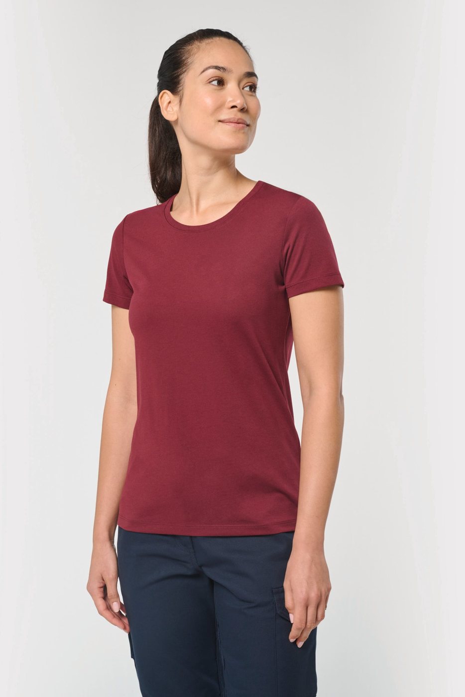 Vrouw in een wijnrood T-shirt met ronde hals