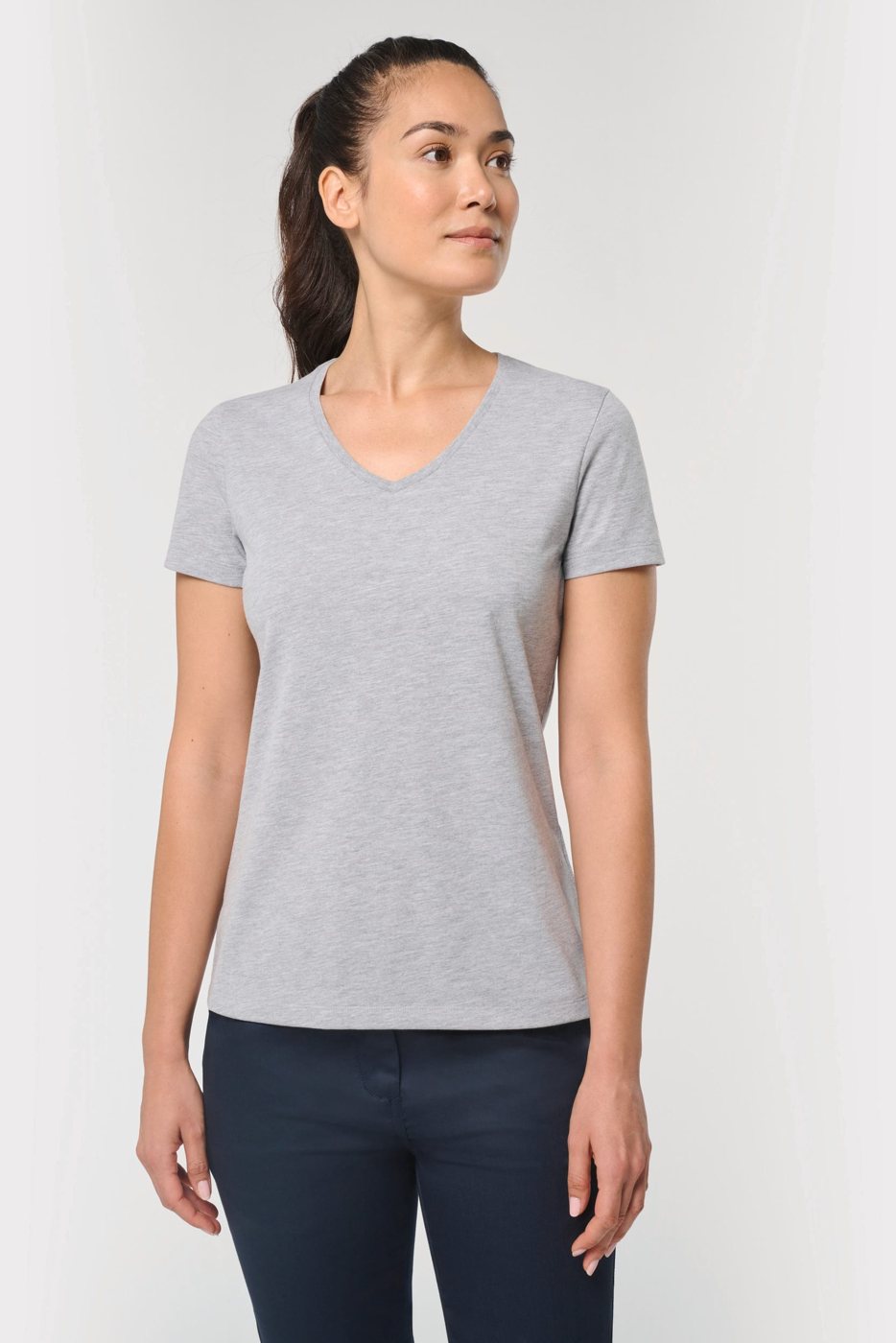Vrouw in een grijs gemêleerd T-shirt met V-hals