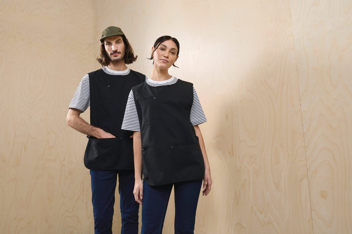 Man en vrouw in een zwarte tabard over een gestreept T-shirt