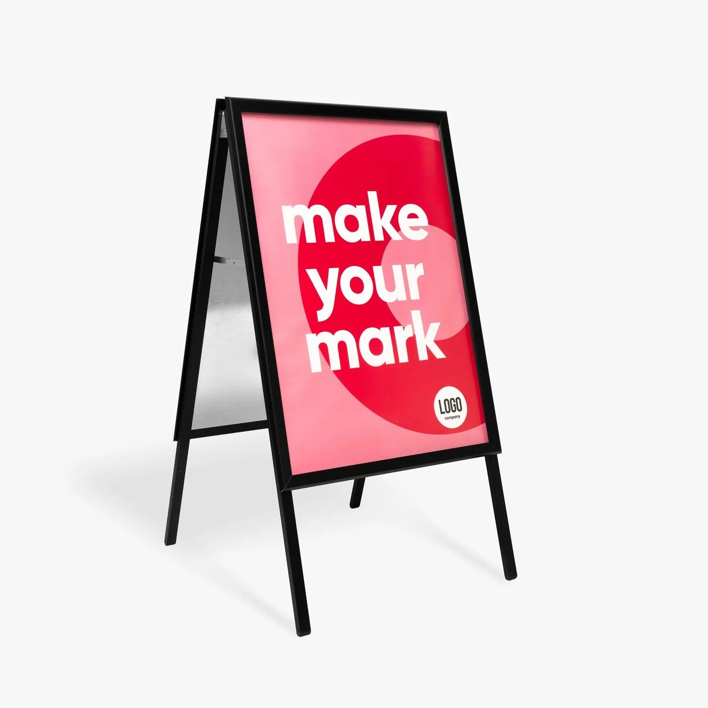 Zwart klapbord met een rode poster