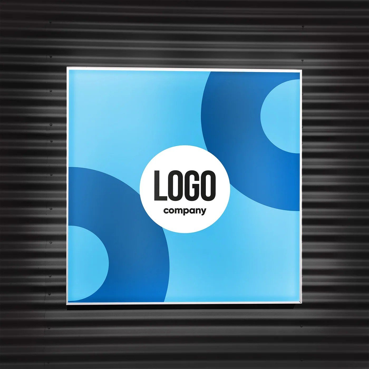 Lichtbak met logo aan een donkere gevel