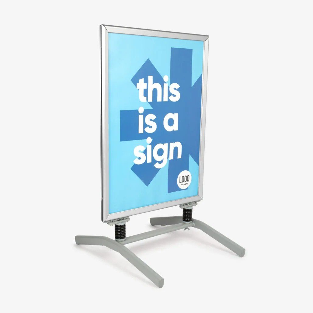 Stoepbord met verende voet en een blauwe poster