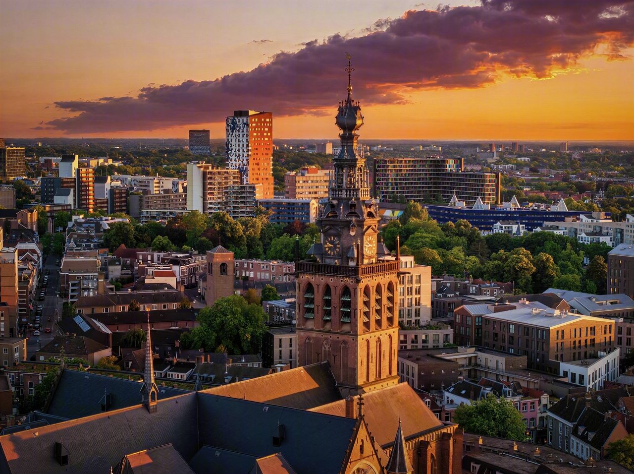 Luchtfoto van de Stevenskerk en de binnenstad bij zonsondergang in Nijmegen, door Drone Paul Beckers (#2068)