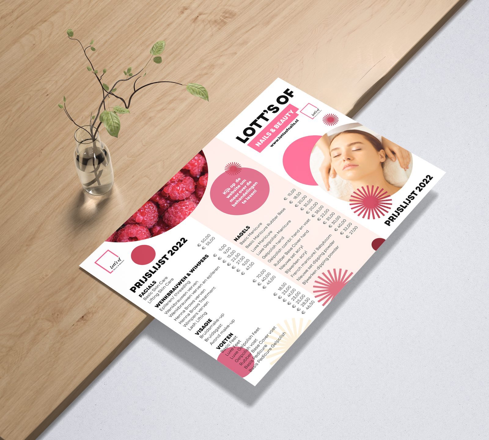 Flyer met een programma-overzicht op een houten tafel