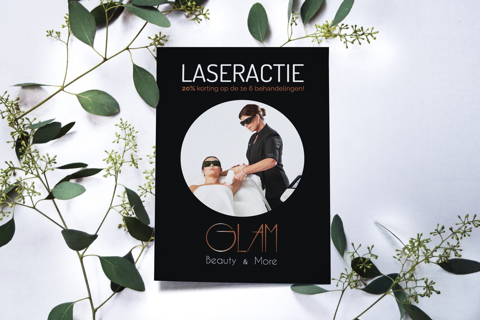 Zwarte flyer voor een beautysalon tussen groene takjes