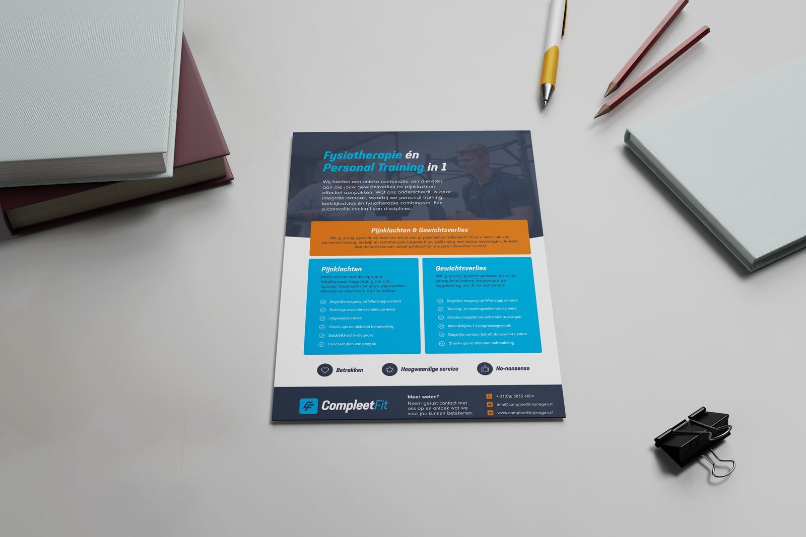 Blauwe A5-informatieflyer op een bureau met potloden