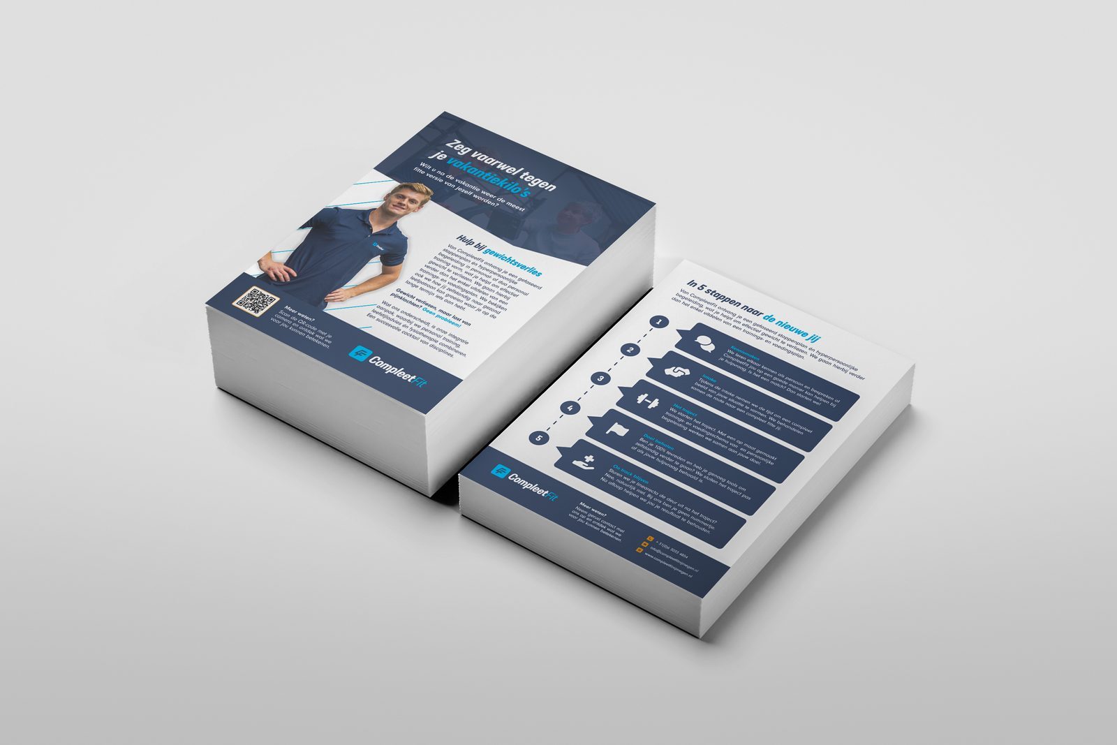 Twee stapels blauwe flyers uit een grote oplage