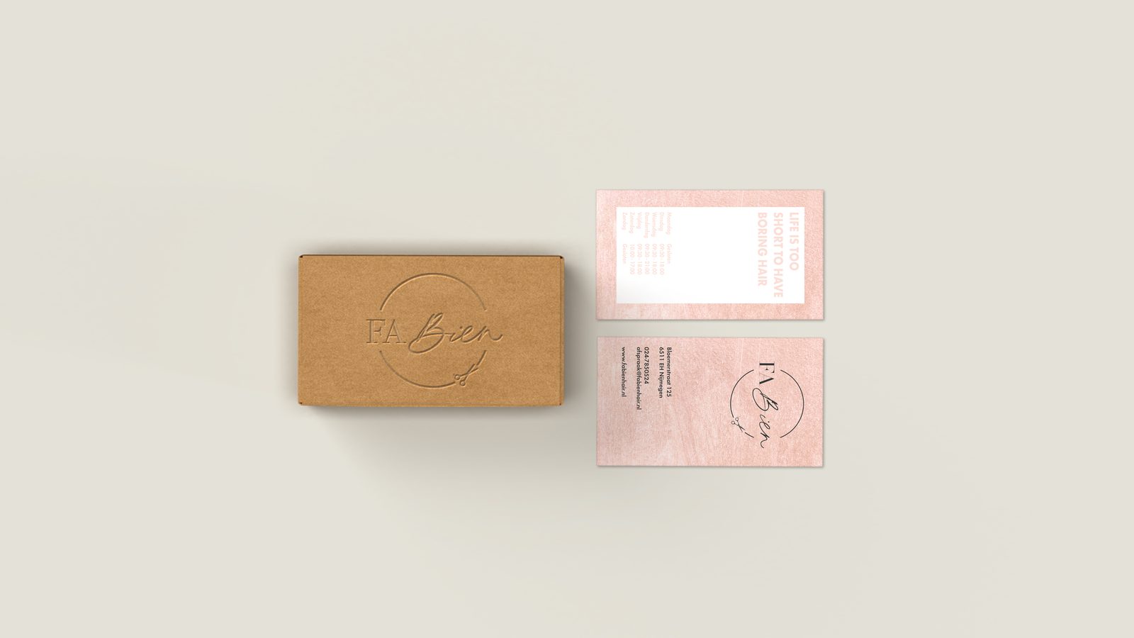 Visitekaartjes van kraftpapier en roze karton