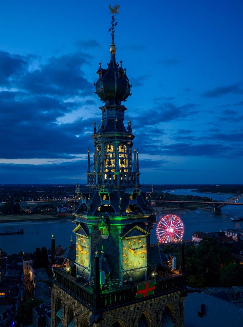 Blauw uur boven een feestend Nijmegen