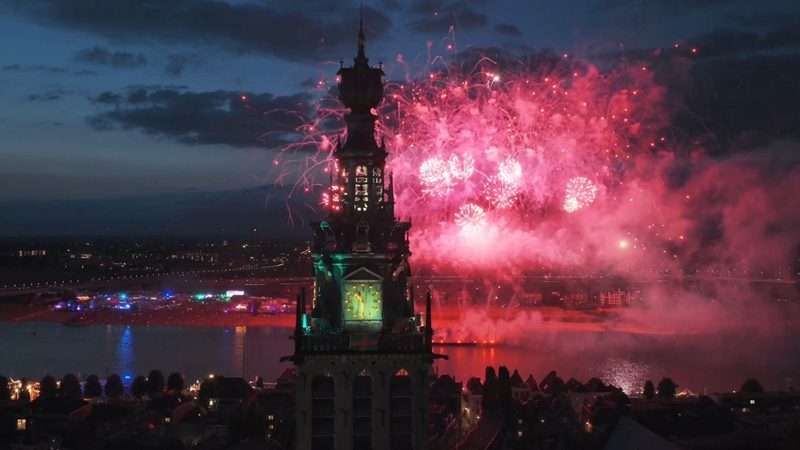 Waal in Vlammen De Stevenskerk heeft het mooiste plekje van heel Nijmegen vuurwerk boven de Waal terwijl de stad ontploft van de Vierdaagse-