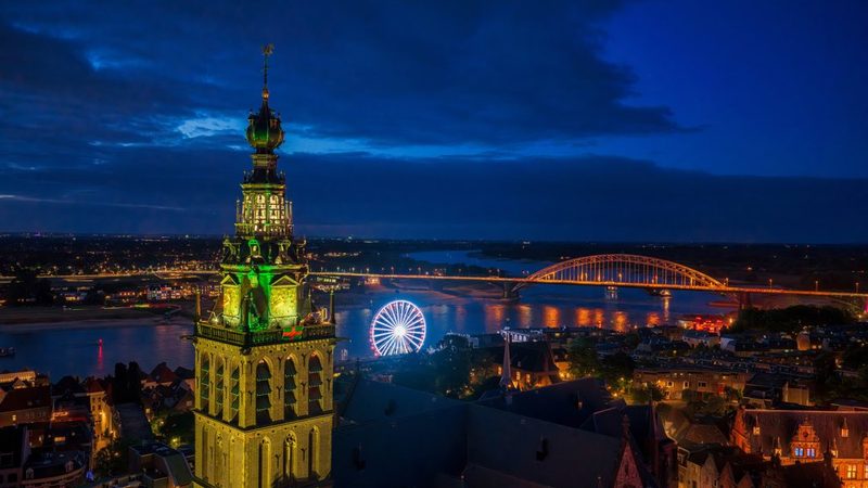 Blauw uur boven een feestend Nijmegen