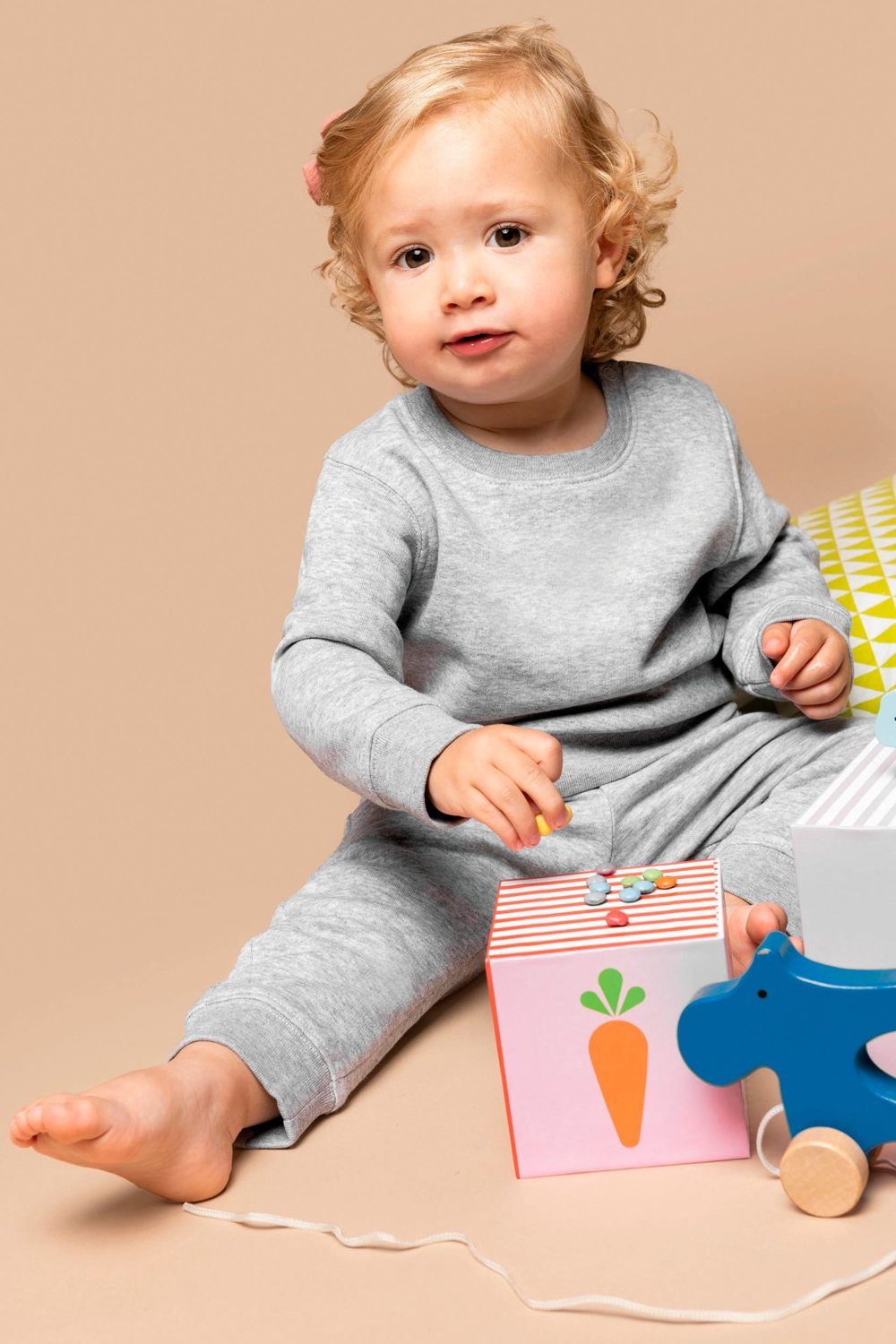 Baby in een grijze sweater