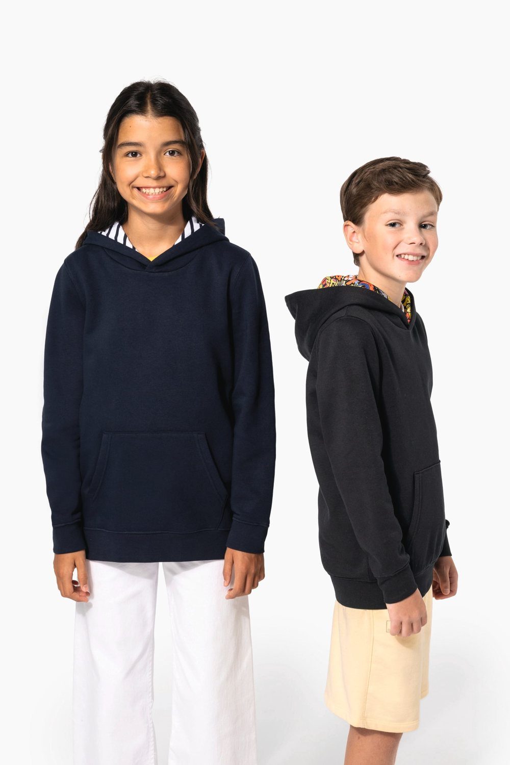 Twee kinderen in een hoodie