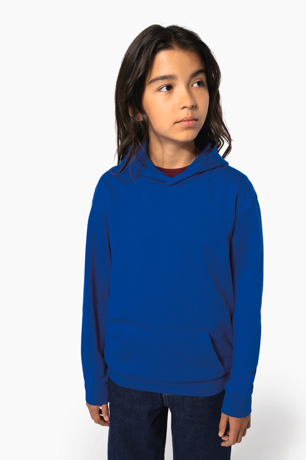 Meisje in een blauwe hoodie