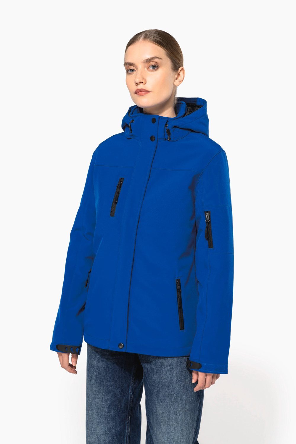 Vrouw in een blauwe softshell jas