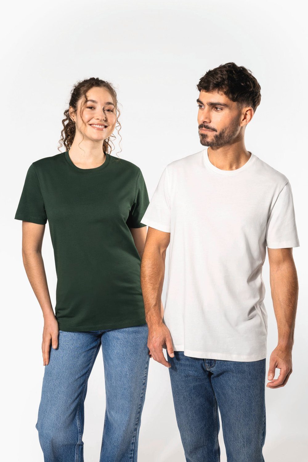 Twee mensen in T-shirts in groen en wit