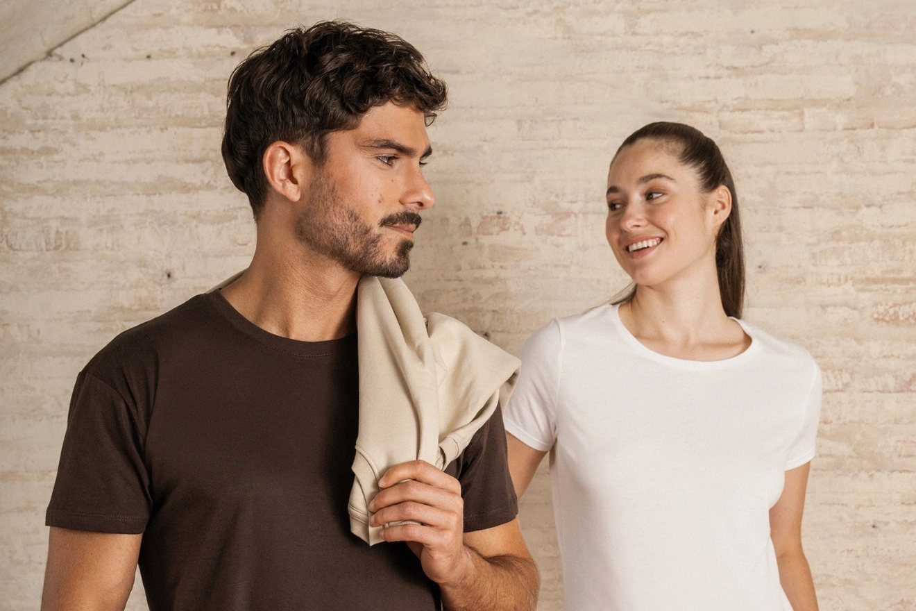 Man en vrouw in Kariban-T-shirts in bruin en wit