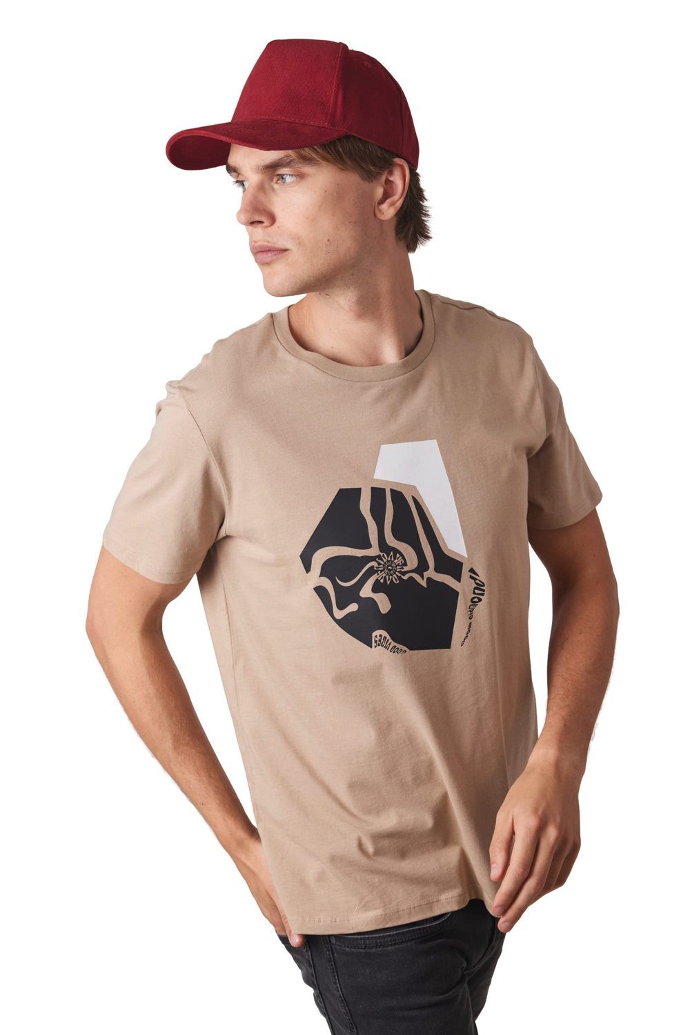 Man met een rode pet en een bedrukt T-shirt