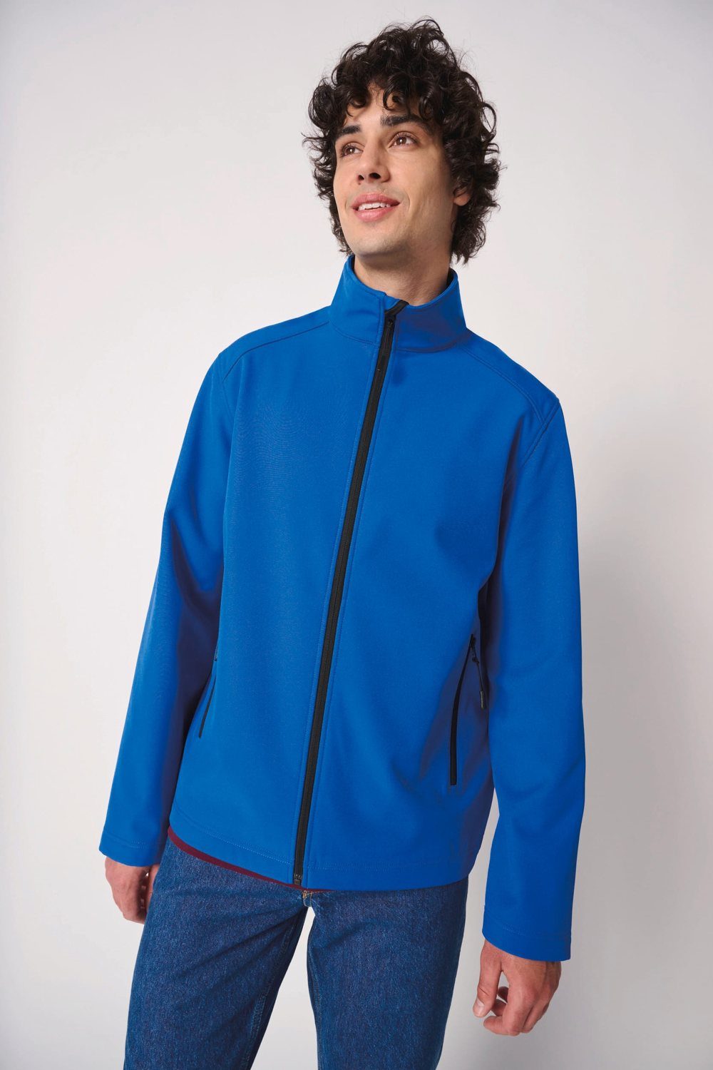 Man in een blauwe softshell jas