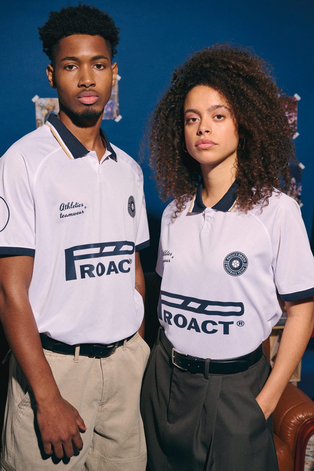 Twee mensen in bedrukte clubshirts
