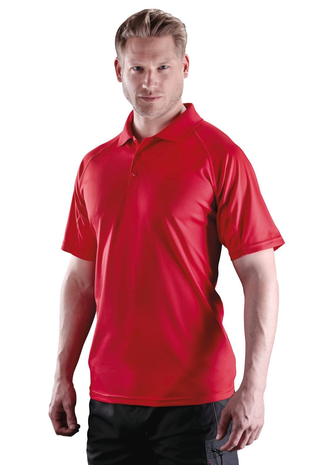 Man in een rood sportshirt