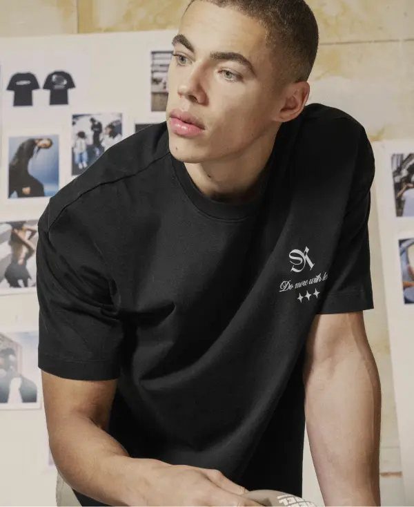 Zwart T-shirt met een bedrukt logo op de borst, bedrukt in Nijmegen