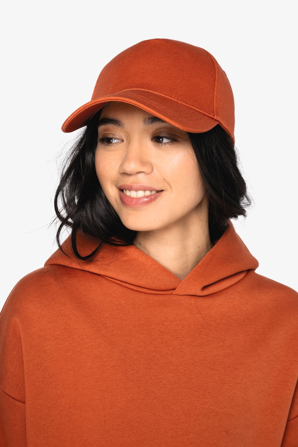Vrouw met een oranje pet