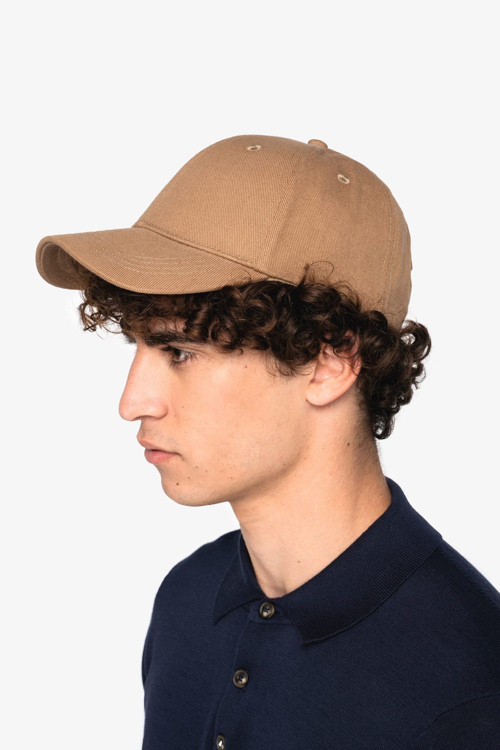 Man met een camelkleurige pet