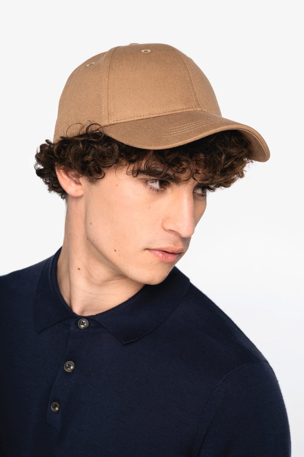 Man met een camelkleurige pet