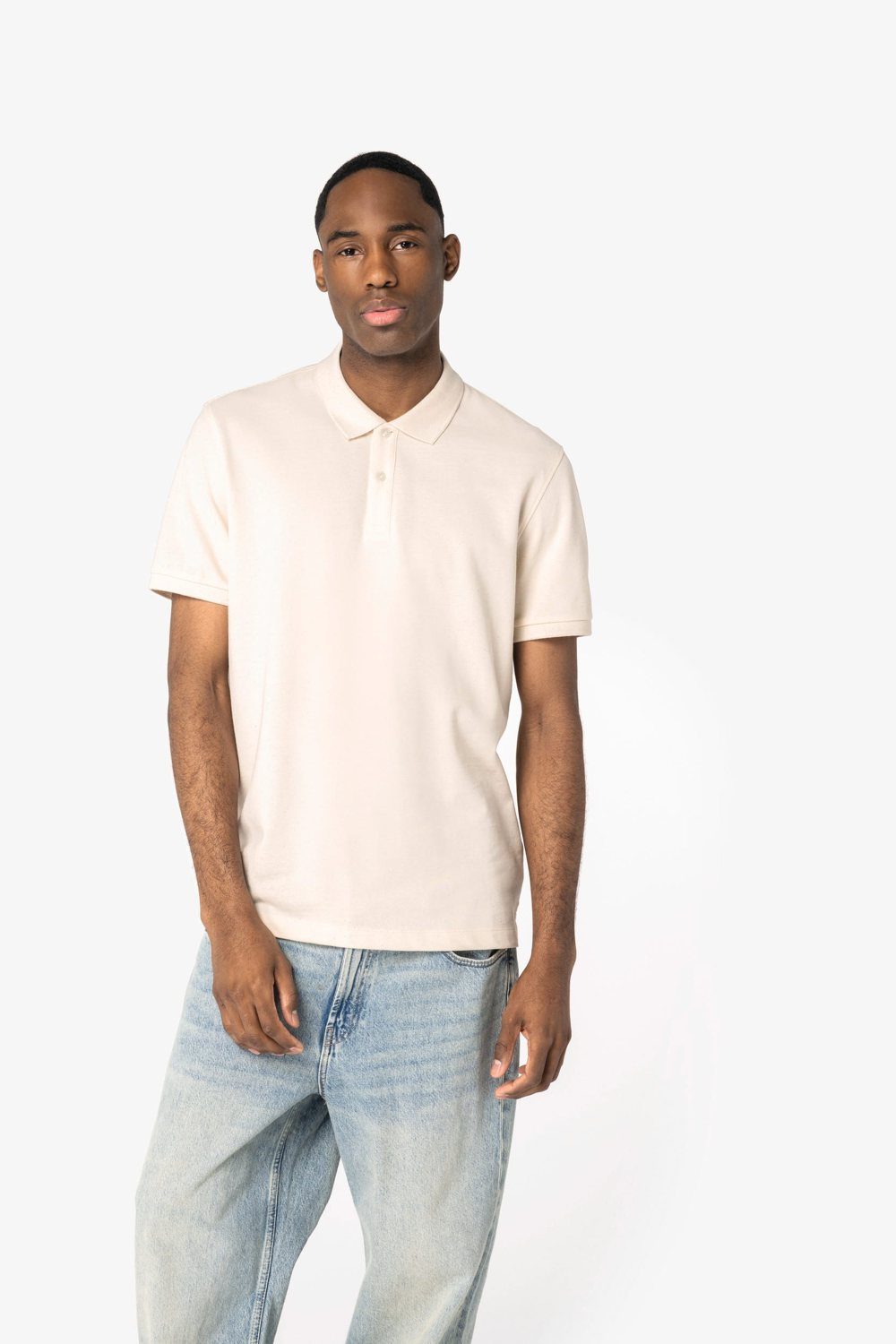 Man in een crèmekleurige polo