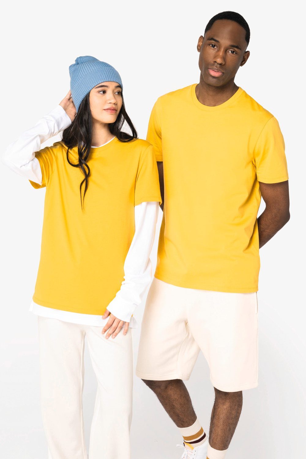Twee mensen in gele T-shirts