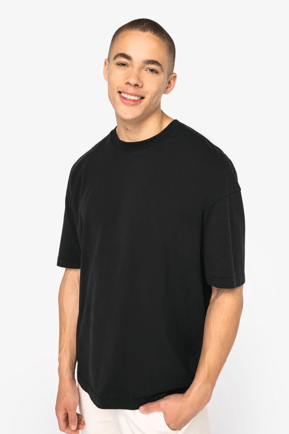 Man in een zwart verwassen oversized T-shirt