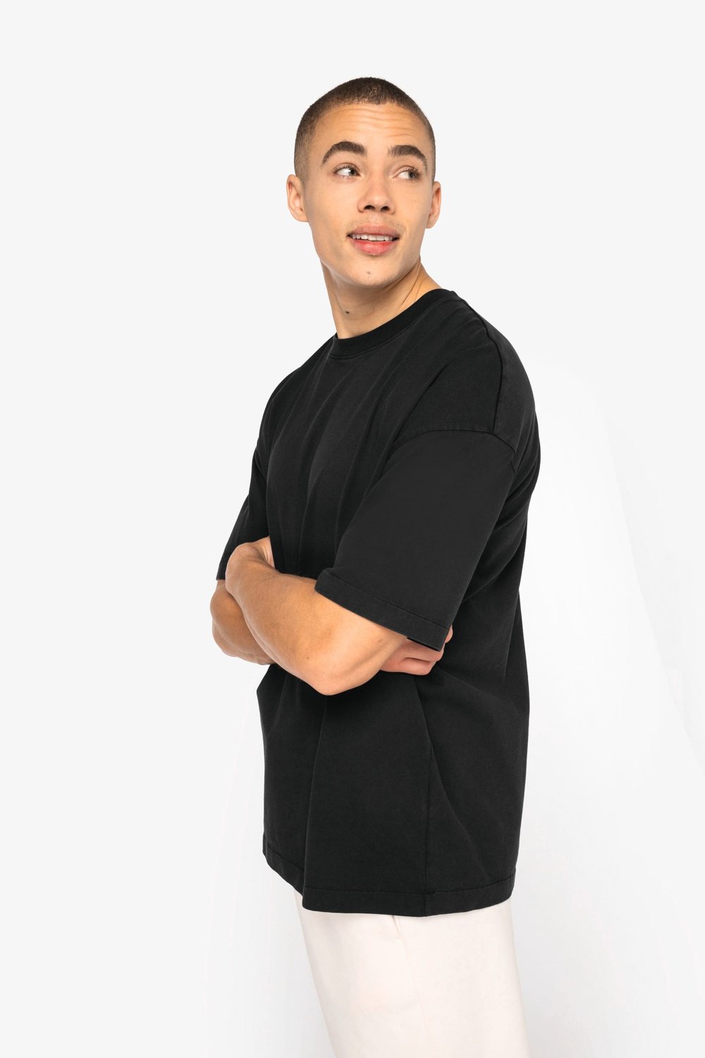 Man in een zwart verwassen oversized T-shirt