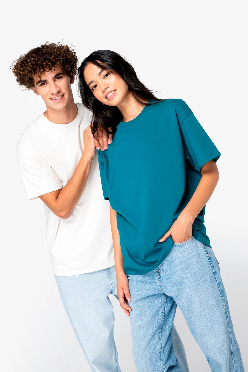 Twee mensen in een T-shirt in wit en petrol