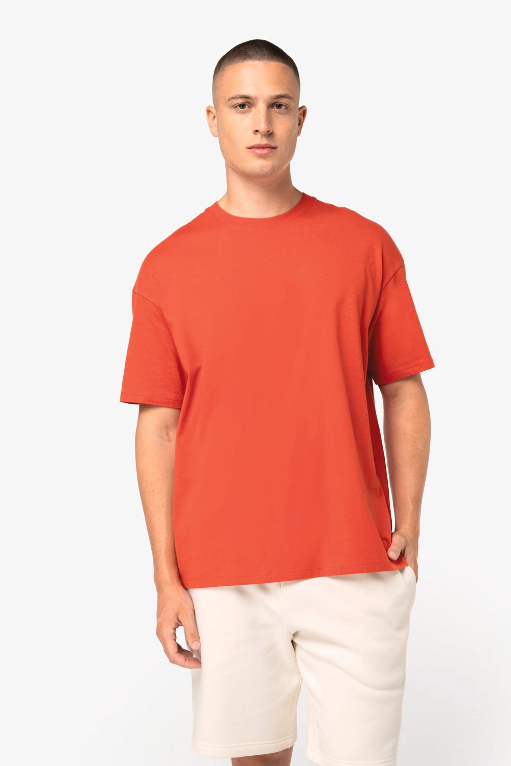Man in een rood oversized T-shirt
