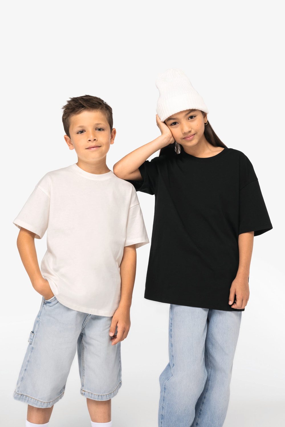 Twee kinderen in een wit en zwart oversized T-shirt