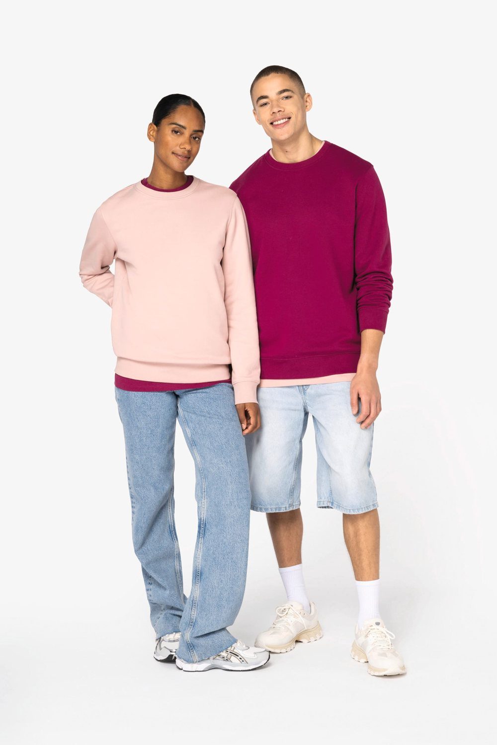 Twee mensen in een sweater in roze en bordeaux