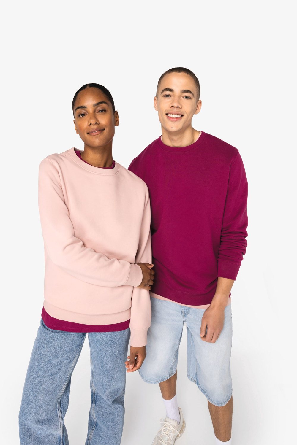 Twee mensen in een sweater in roze en bordeaux