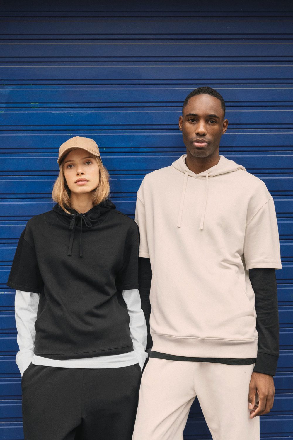 Twee mensen in een hoodie met korte mouwen