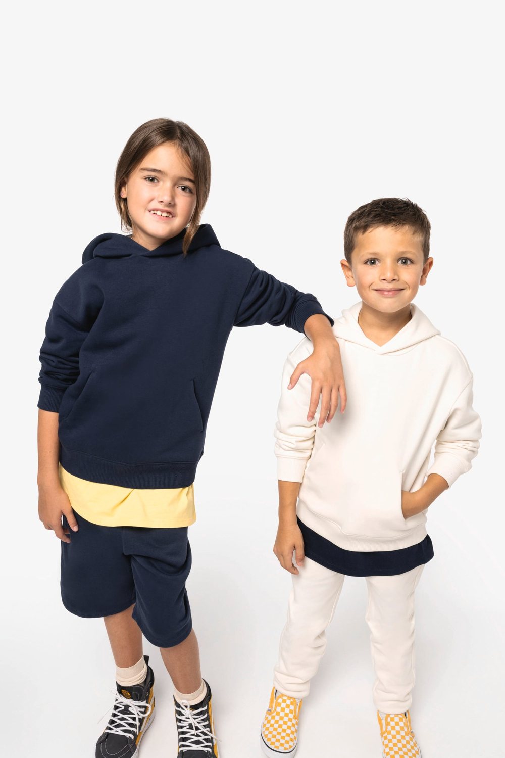 Twee kinderen in een oversized hoodie