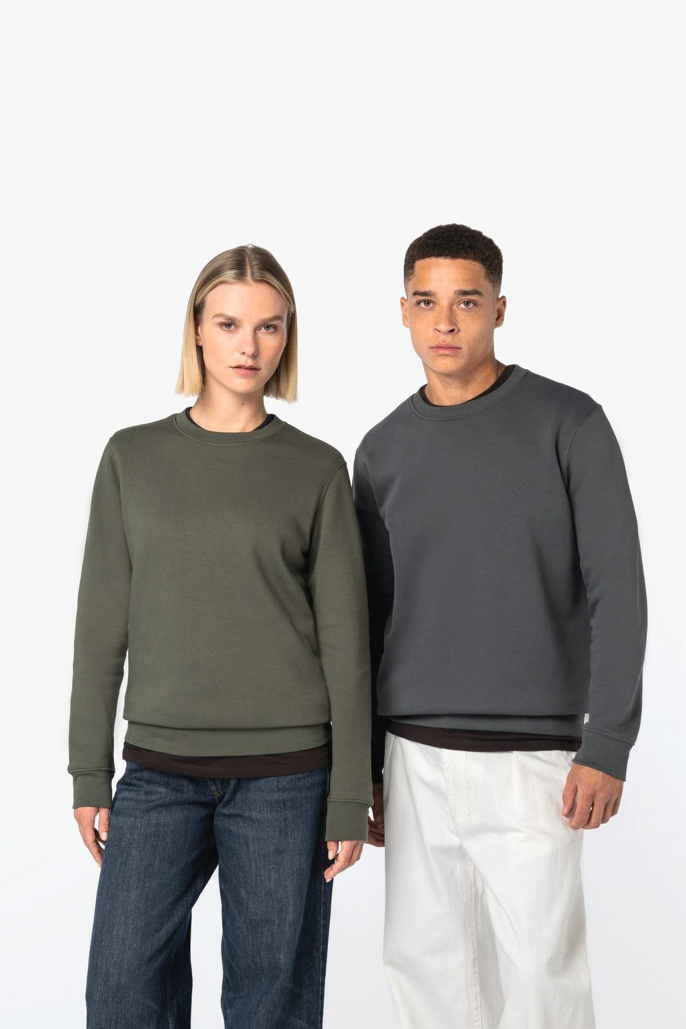 Twee mensen in een sweater in olijf en grijs