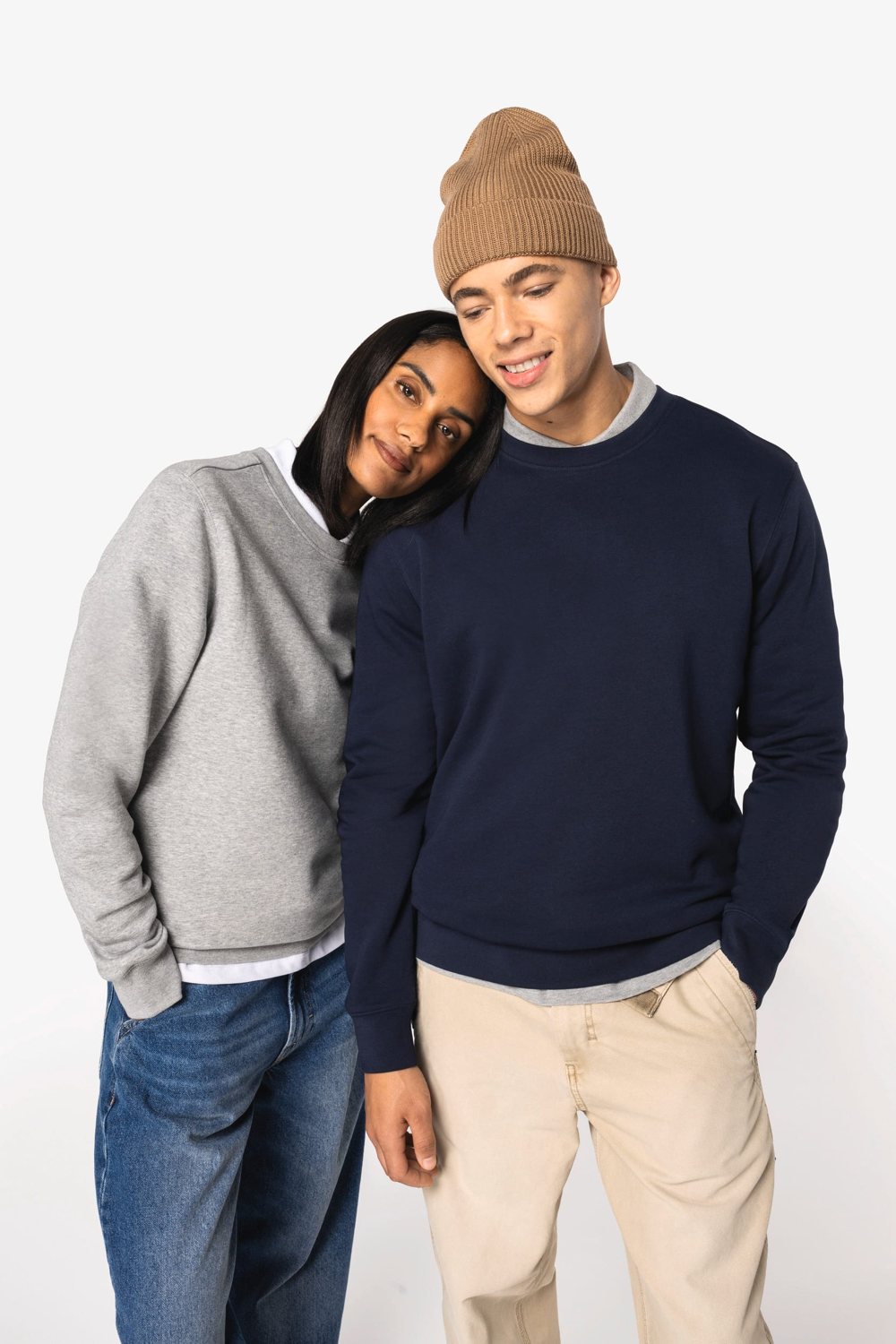 Twee mensen in een sweater in grijs en navy