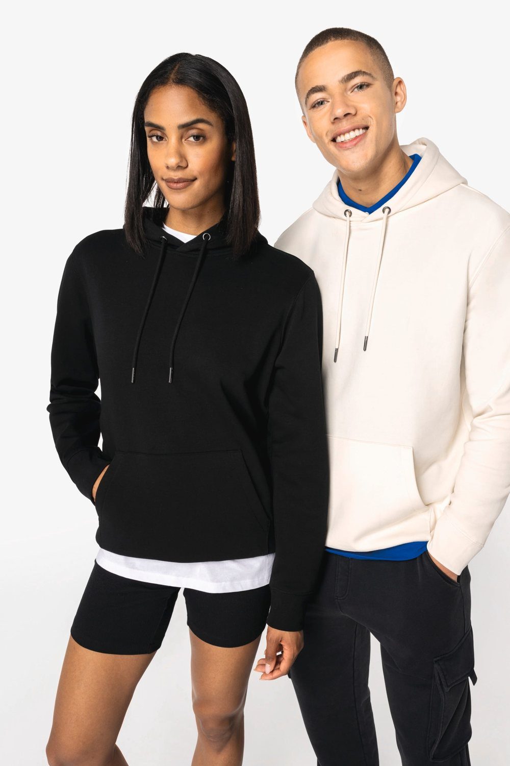 Twee mensen in een hoodie in zwart en crème