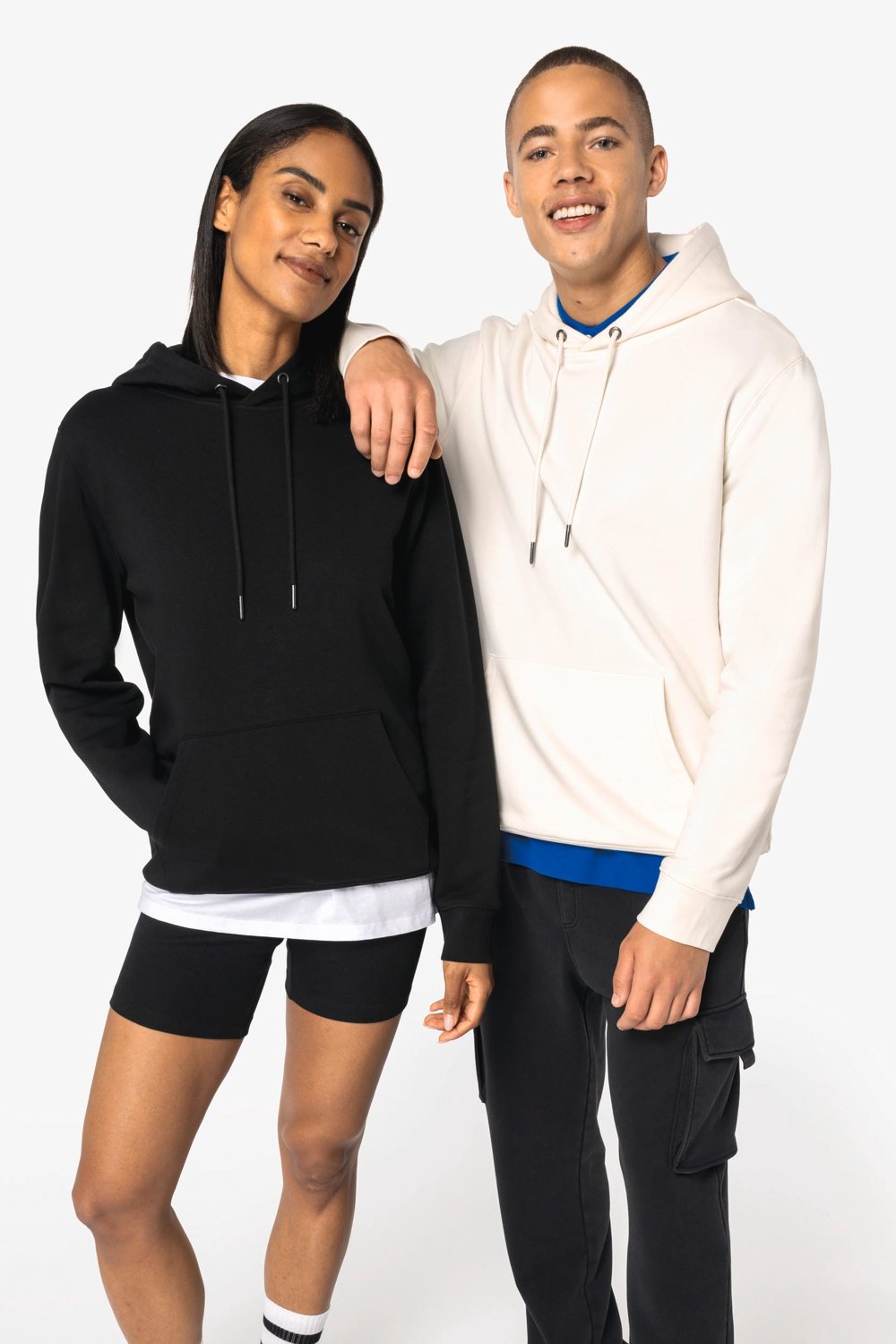 Twee mensen in een hoodie in zwart en crème