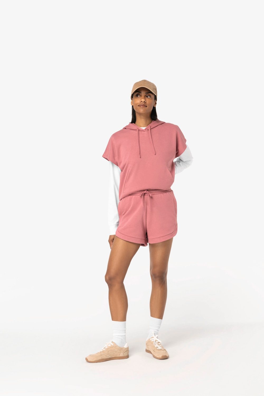 Vrouw in een roze mouwloze hoodie