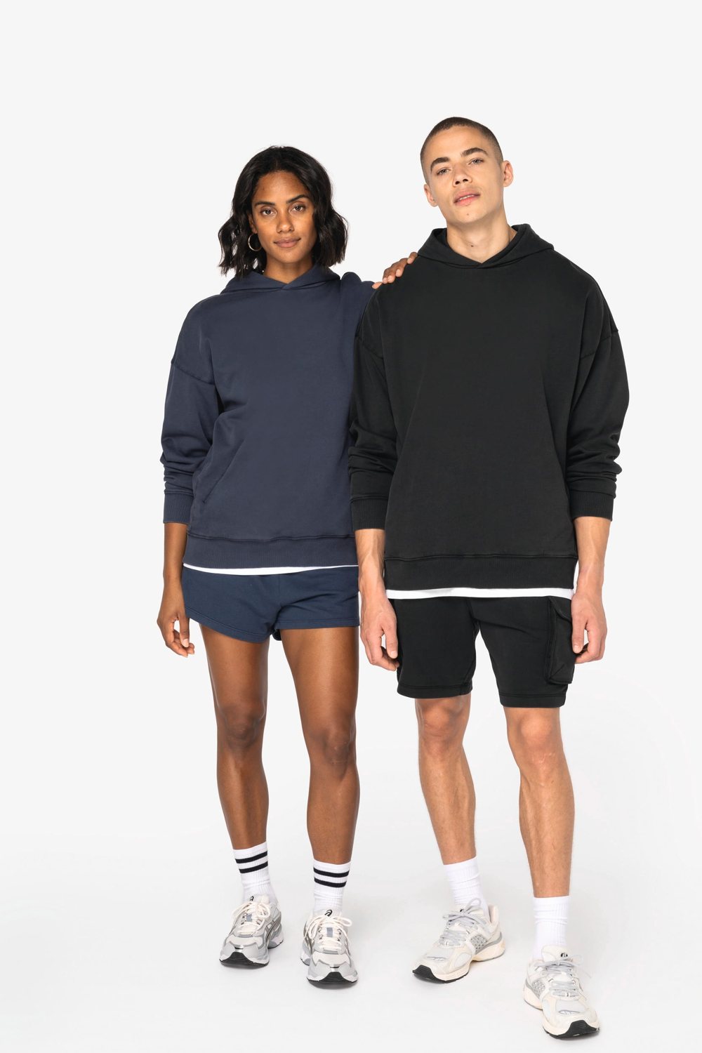 Twee mensen in een verwassen oversized hoodie