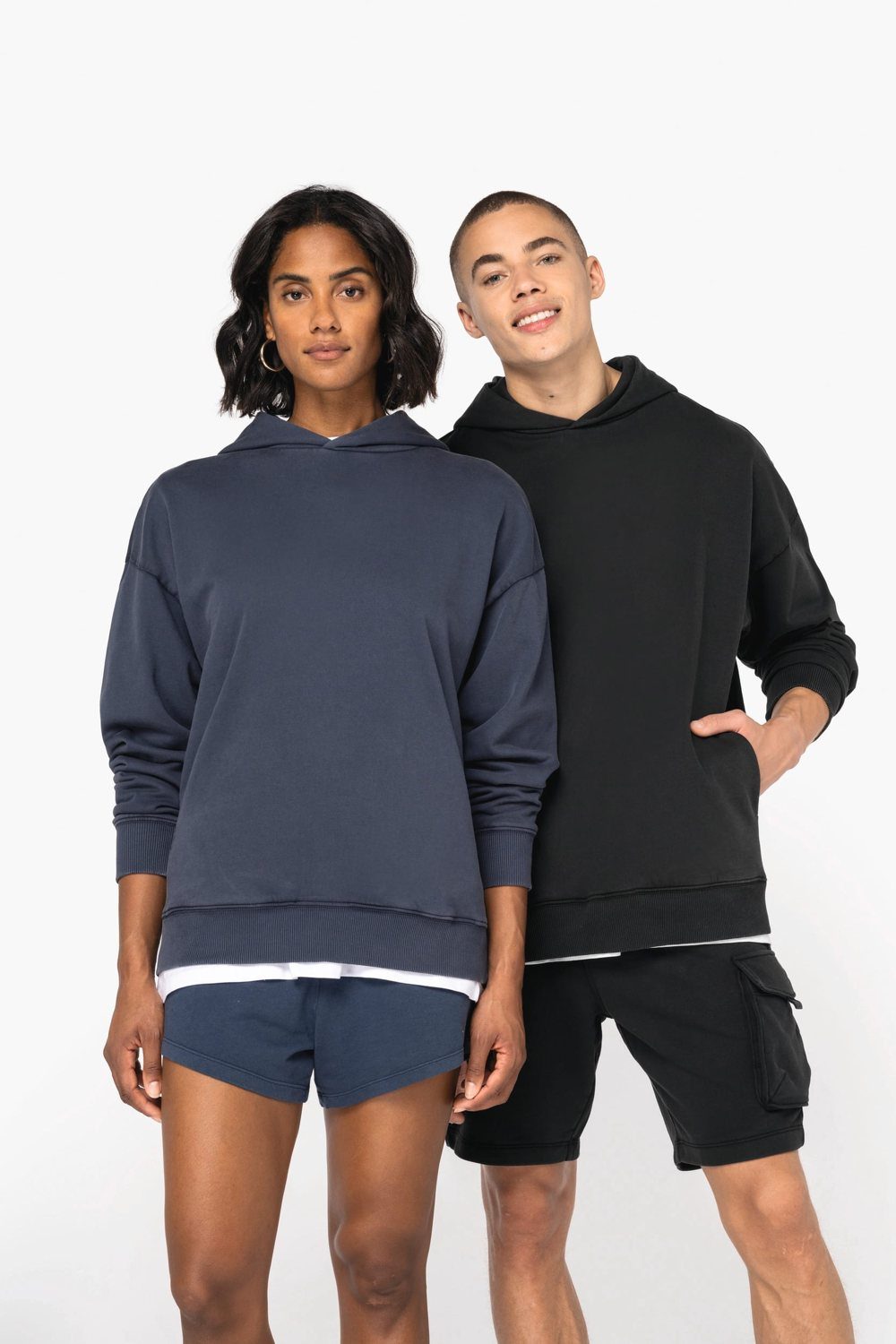 Twee mensen in een oversized hoodie in navy en zwart