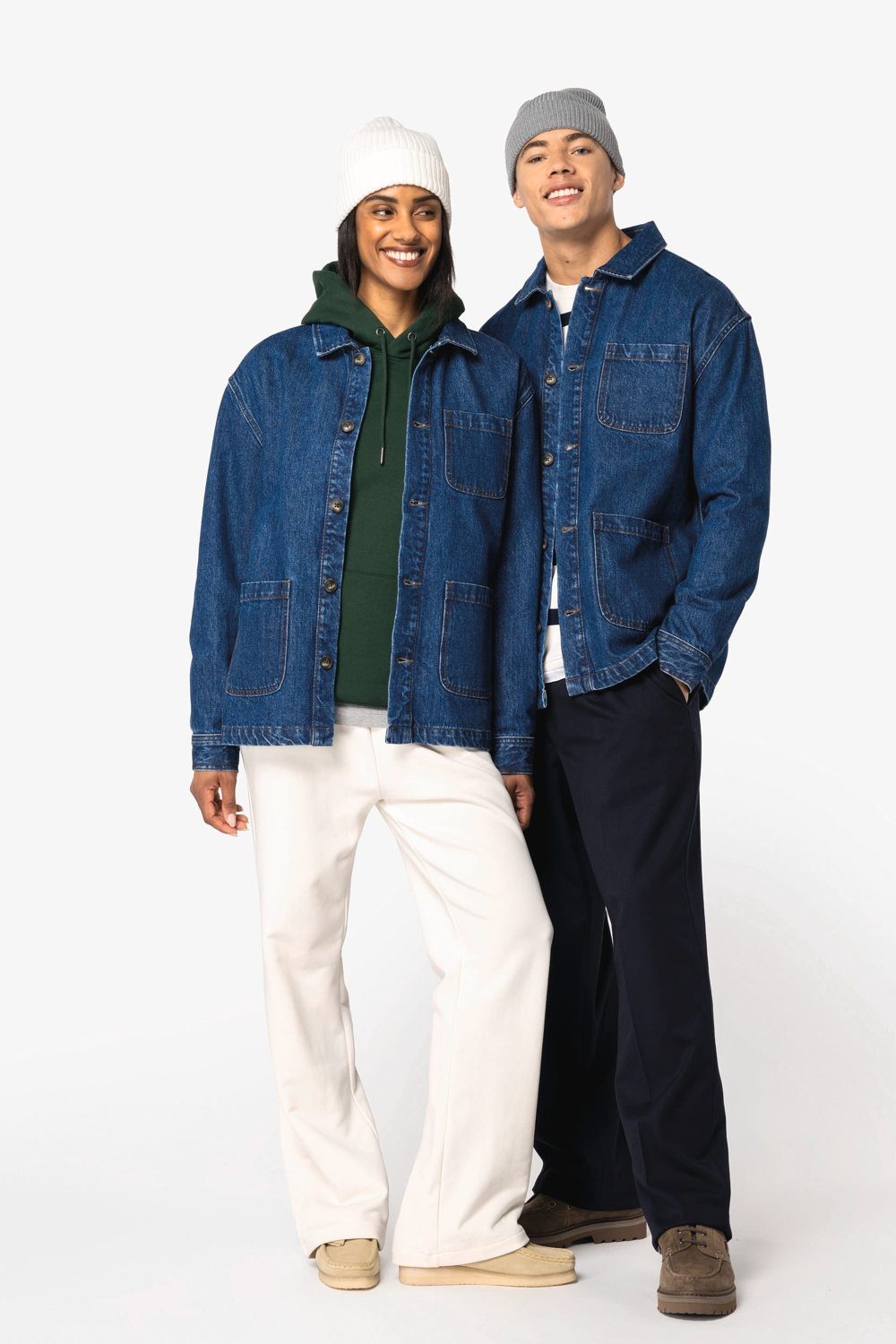 Twee mensen in een jeansjas